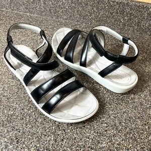Clarks Cloud steppers Womens 10 W Comfort Casual Sandals Black Flat Faux Leather